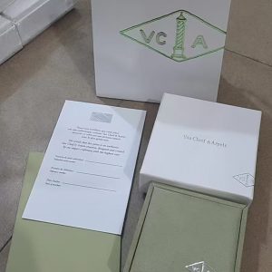 Replica Van CleeF And Arpels Official packaging