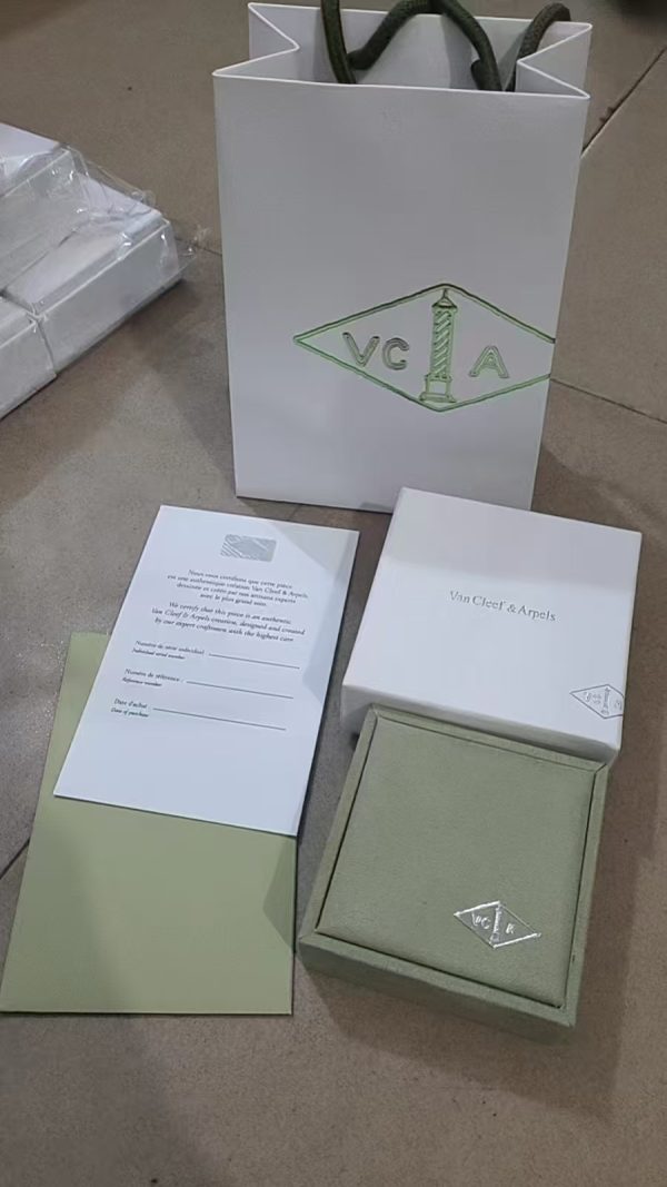 Replica Van CleeF And Arpels Official packaging